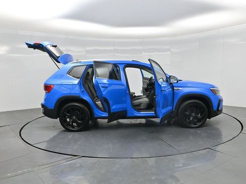 Used 2023 Volkswagen Taos SE w/ Panoramic Sunroof Package FWD image 3