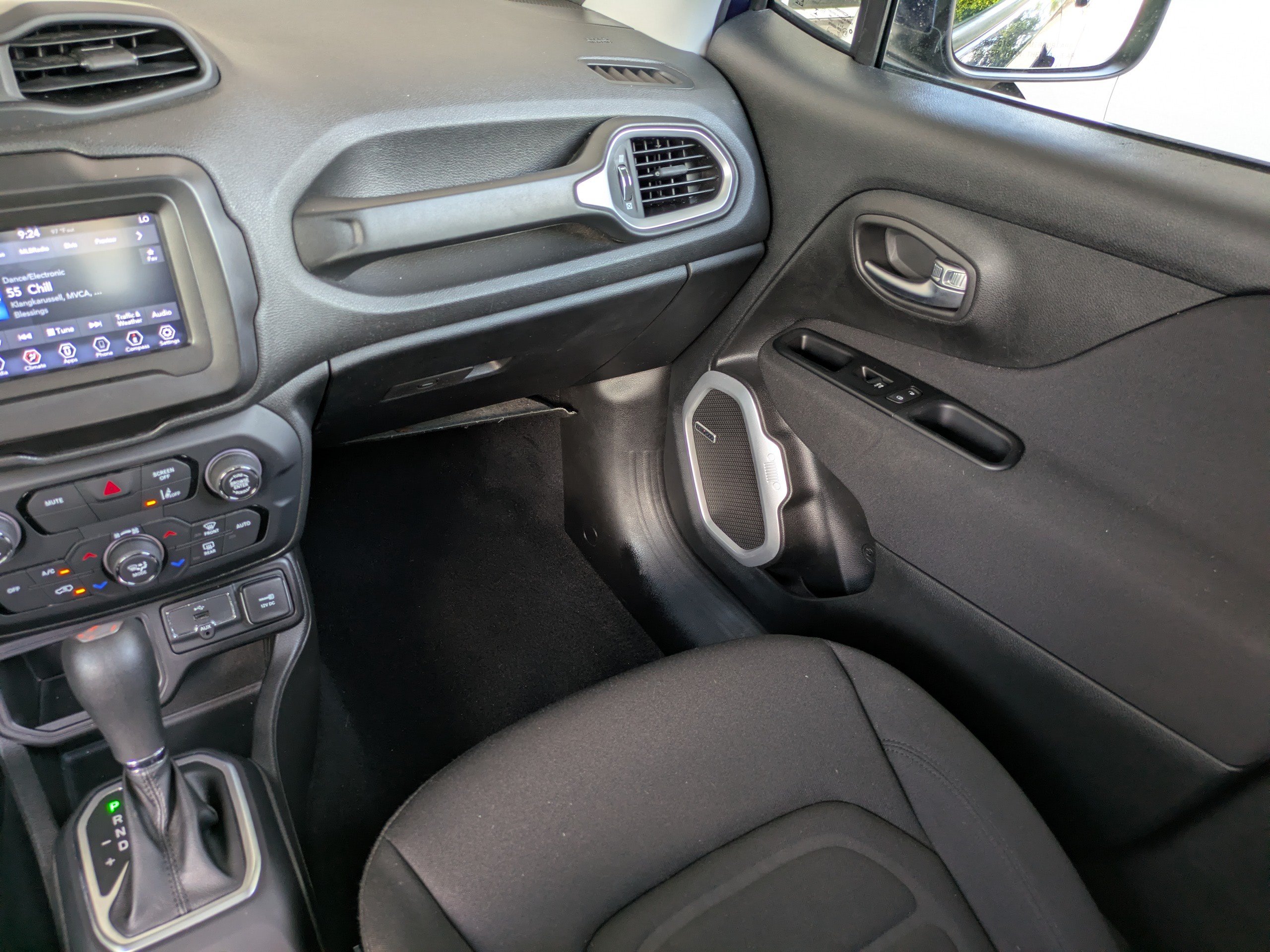 Used 2021 Jeep Renegade Latitude w/ Sun & Sound Group FWD image 17