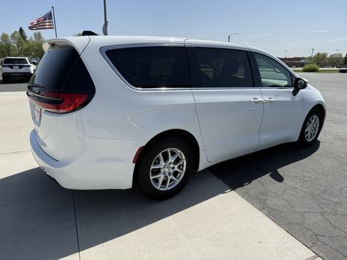 Used 2023 Chrysler Pacifica Touring-L FWD image 8