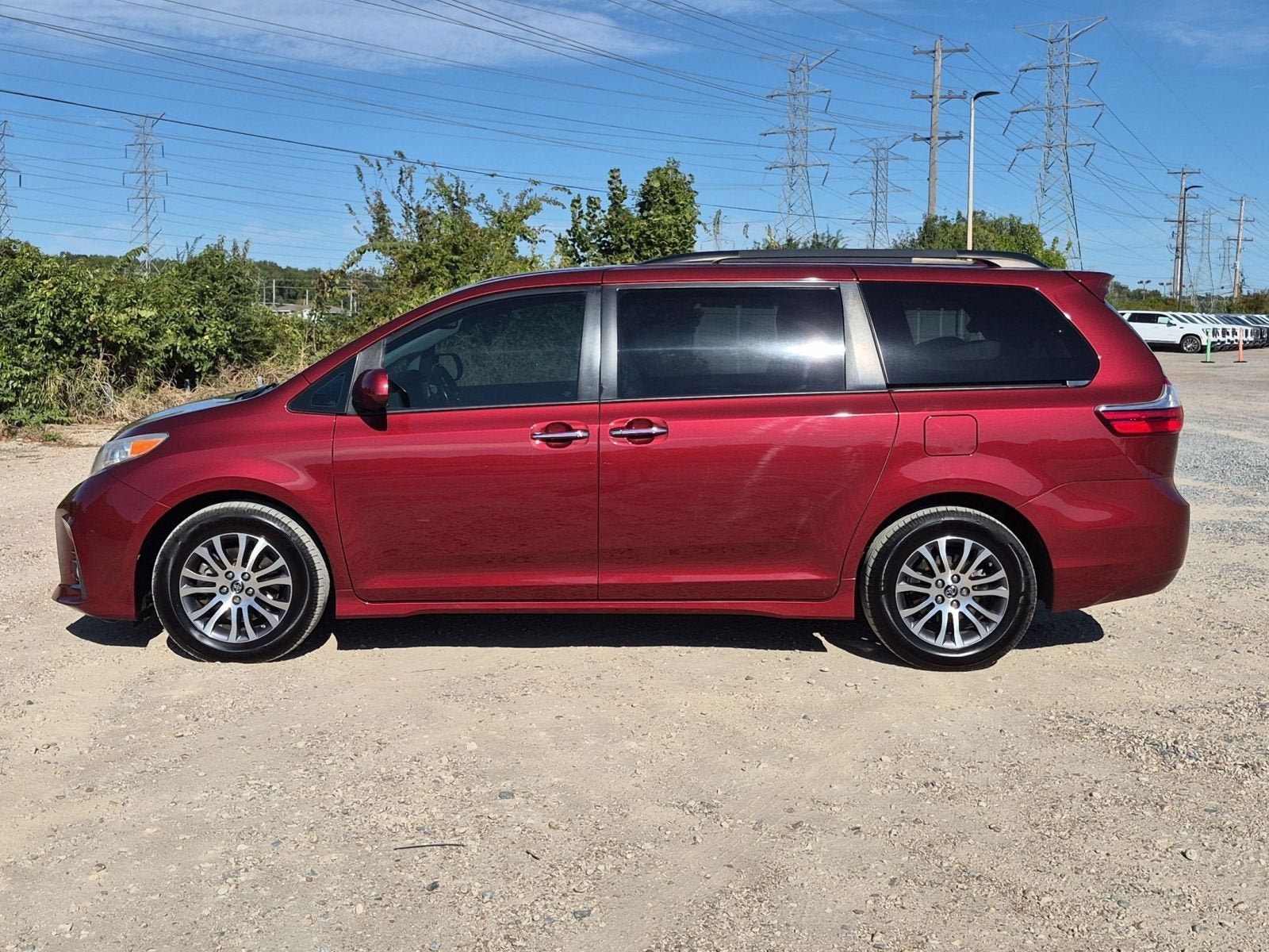 Used 2019 Toyota Sienna XLE w/ XLE Navigation Package FWD image 2