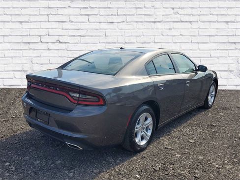 Used 2019 Dodge Charger SXT image 2