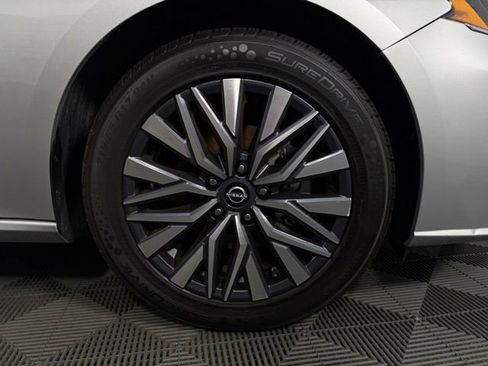 Used 2024 Nissan Altima 2.5 SV FWD image 11
