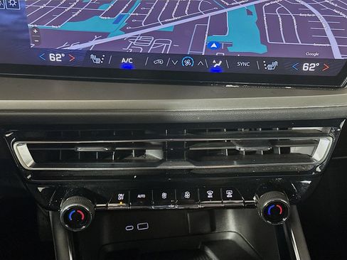 Used 2025 Chevrolet Traverse LT FWD image 24