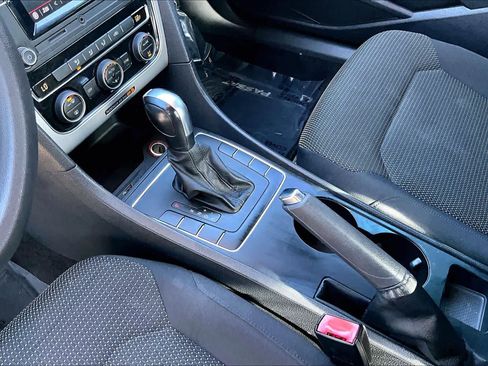 Used 2017 Volkswagen Passat 1.8T S image 17