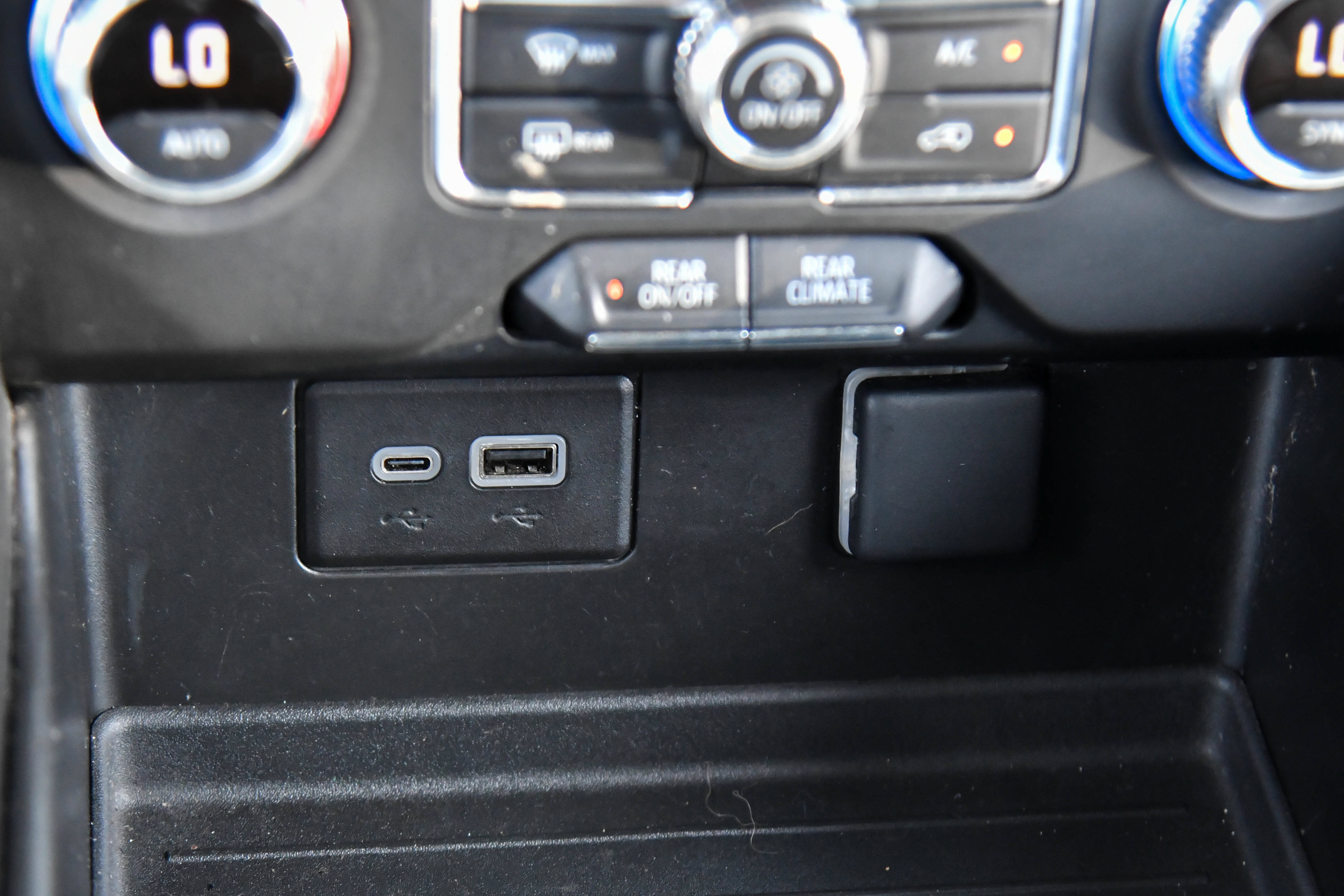 Used 2024 GMC Yukon SLE AWD/4WD image 27