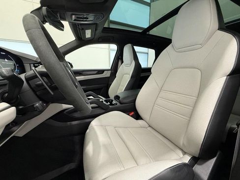 Certified 2025 Porsche Cayenne Turbo AWD/4WD image 5