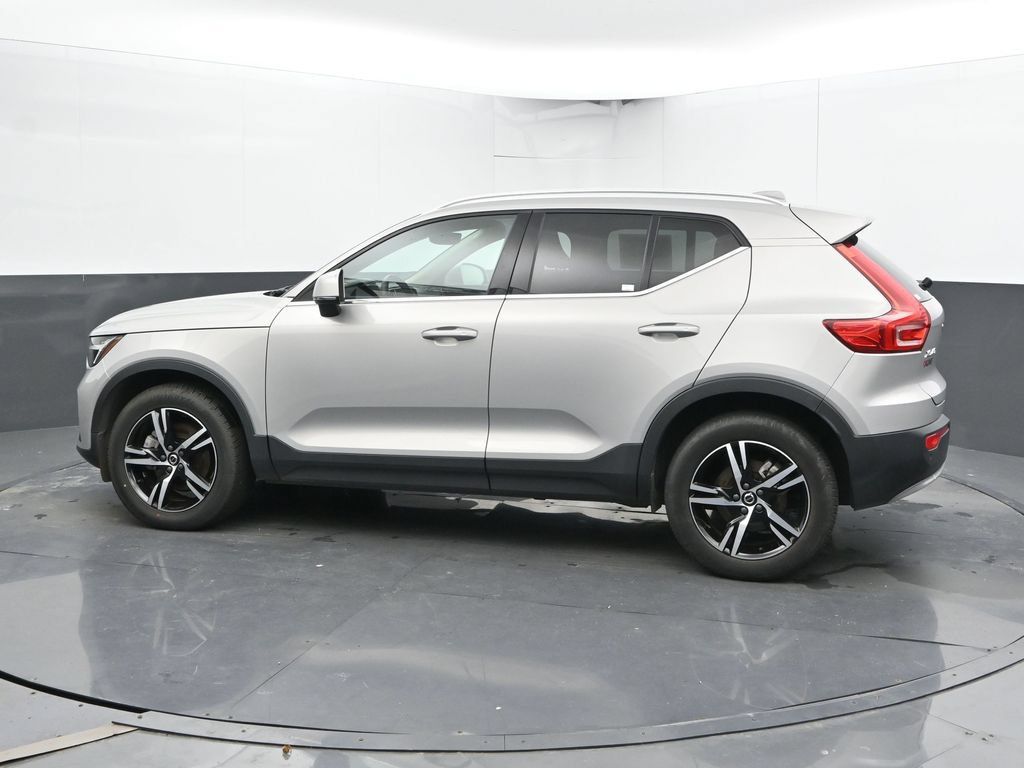 Used 2024 Volvo XC40 B5 Core AWD/4WD image 9