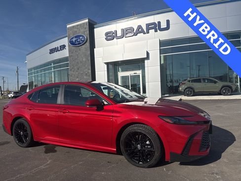 Used 2025 Toyota Camry SE image 1