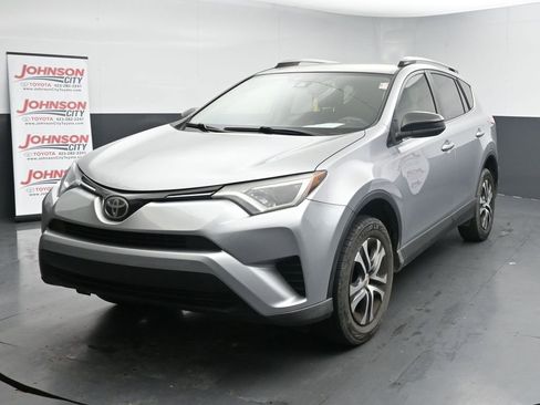 Used 2018 Toyota RAV4 LE image 4