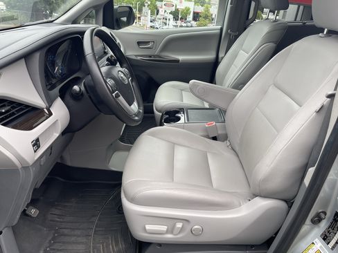 Certified 2020 Toyota Sienna XLE FWD image 10