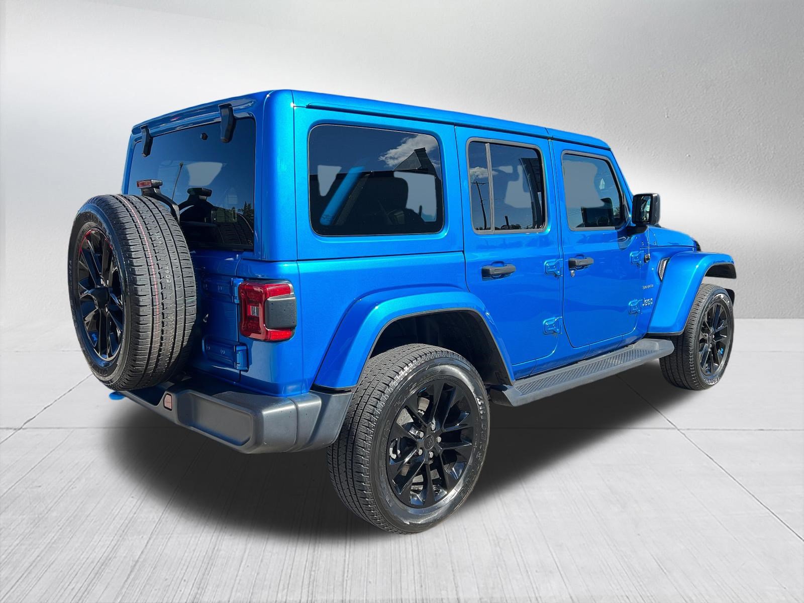 Used 2022 Jeep Wrangler Unlimited Sahara w/ Cold Weather Group AWD/4WD image 4