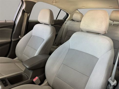 Used 2018 Chevrolet Cruze LT w/ Convenience Package image 9