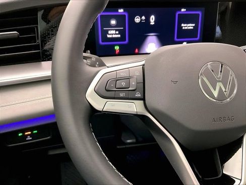 Certified 2025 Volkswagen Tiguan SE w/ Panoramic Sunroof Package AWD/4WD image 13