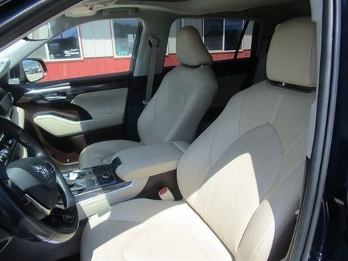 Used 2020 Toyota Highlander Limited image 22
