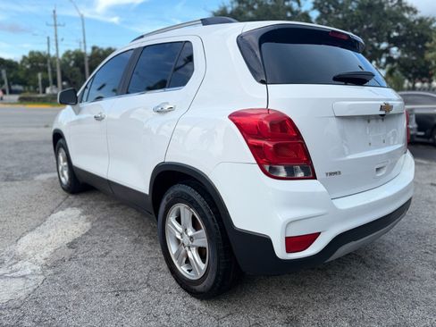 Used 2017 Chevrolet Trax LT w/ LT Convenience Package FWD image 3
