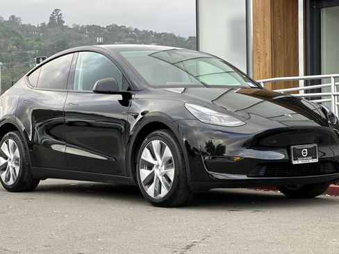 Used 2023 Tesla Model Y Long Range image 9