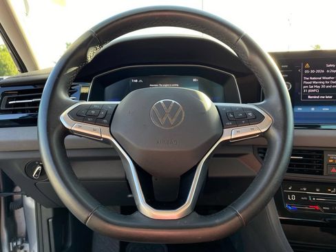 Used 2025 Volkswagen Jetta SE FWD image 13
