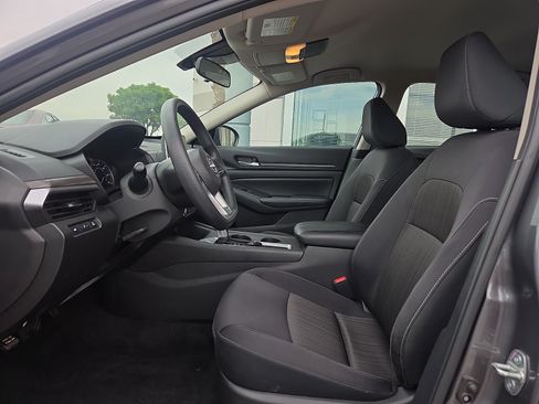 Used 2025 Nissan Altima 2.5 SV FWD image 9