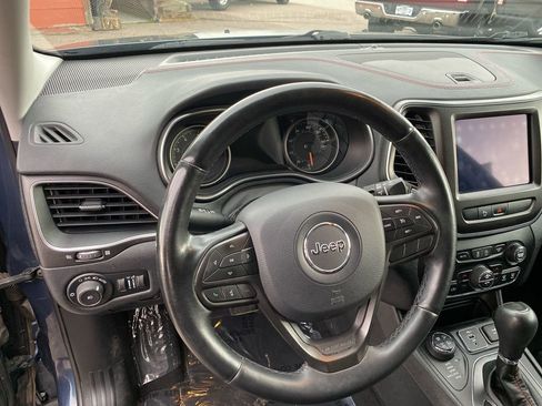 Used 2019 Jeep Cherokee Trailhawk w/ Cold Weather Group image 24