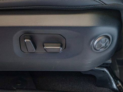 Used 2025 Jeep Wrangler Sahara image 36