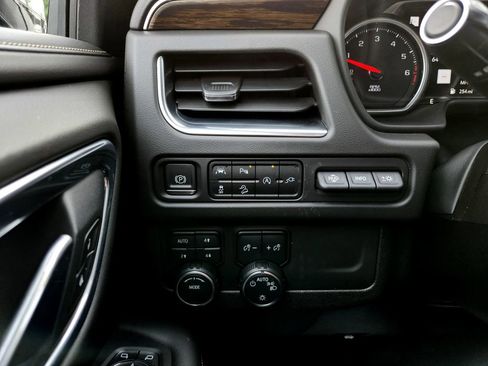 Used 2021 Chevrolet Suburban Premier image 12