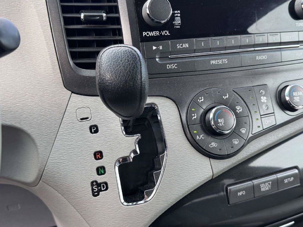 Used 2012 Toyota Sienna LE FWD image 27
