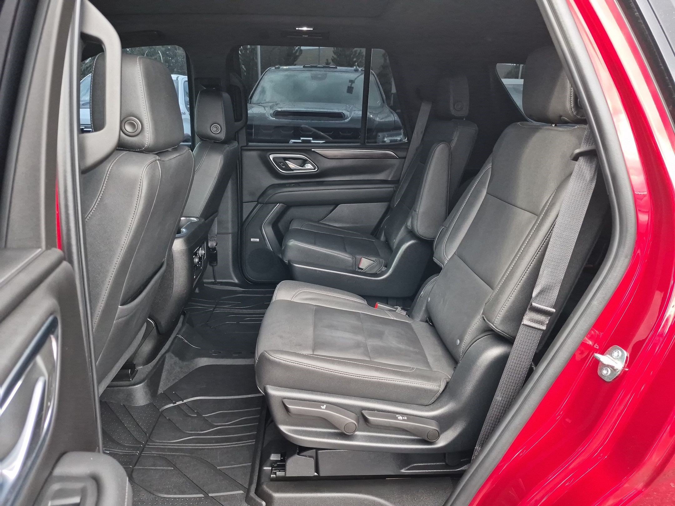 Used 2023 Chevrolet Tahoe Z71 w/ Luxury Package AWD/4WD image 27