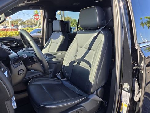 Used 2024 GMC Yukon SLT w/ SLT Luxury Package image 14