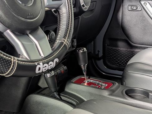 Used 2015 Jeep Wrangler Unlimited Rubicon AWD/4WD image 25
