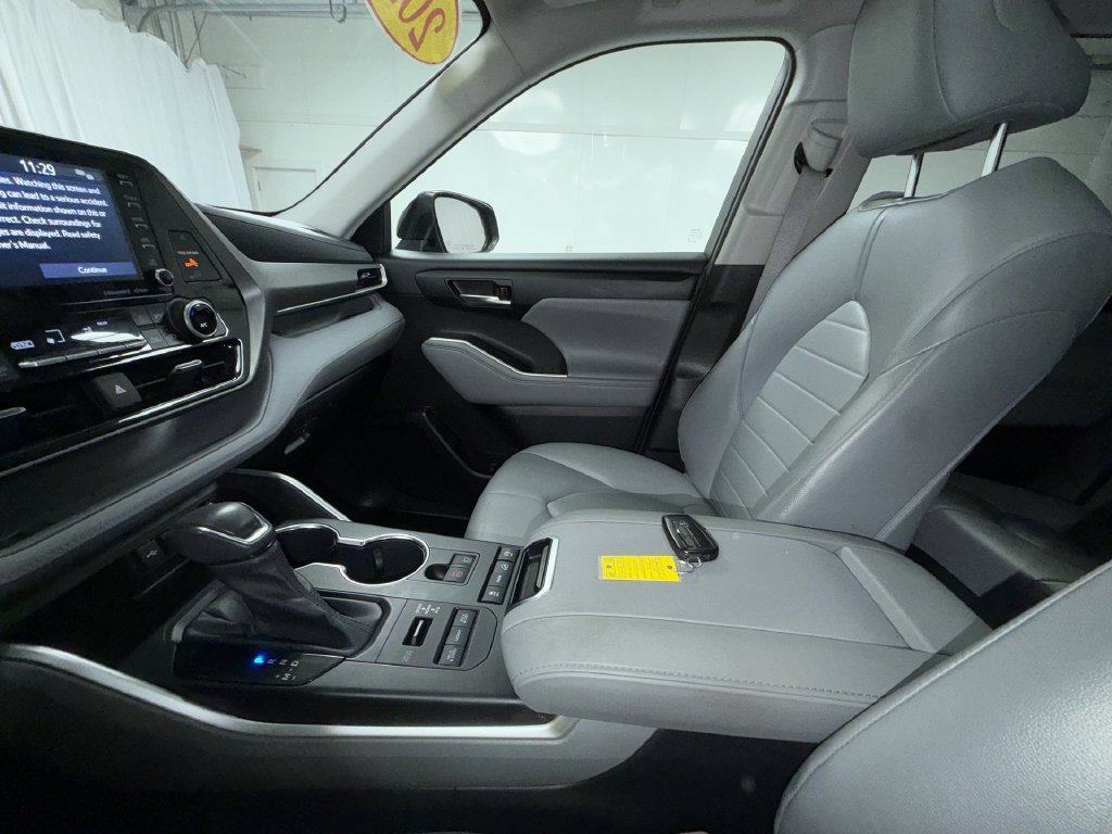 Used 2021 Toyota Highlander XLE AWD/4WD image 22