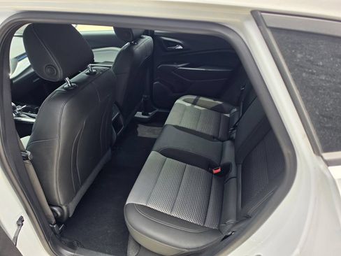 Used 2025 Chevrolet Trax LT w/ LT Convenience Package FWD image 13