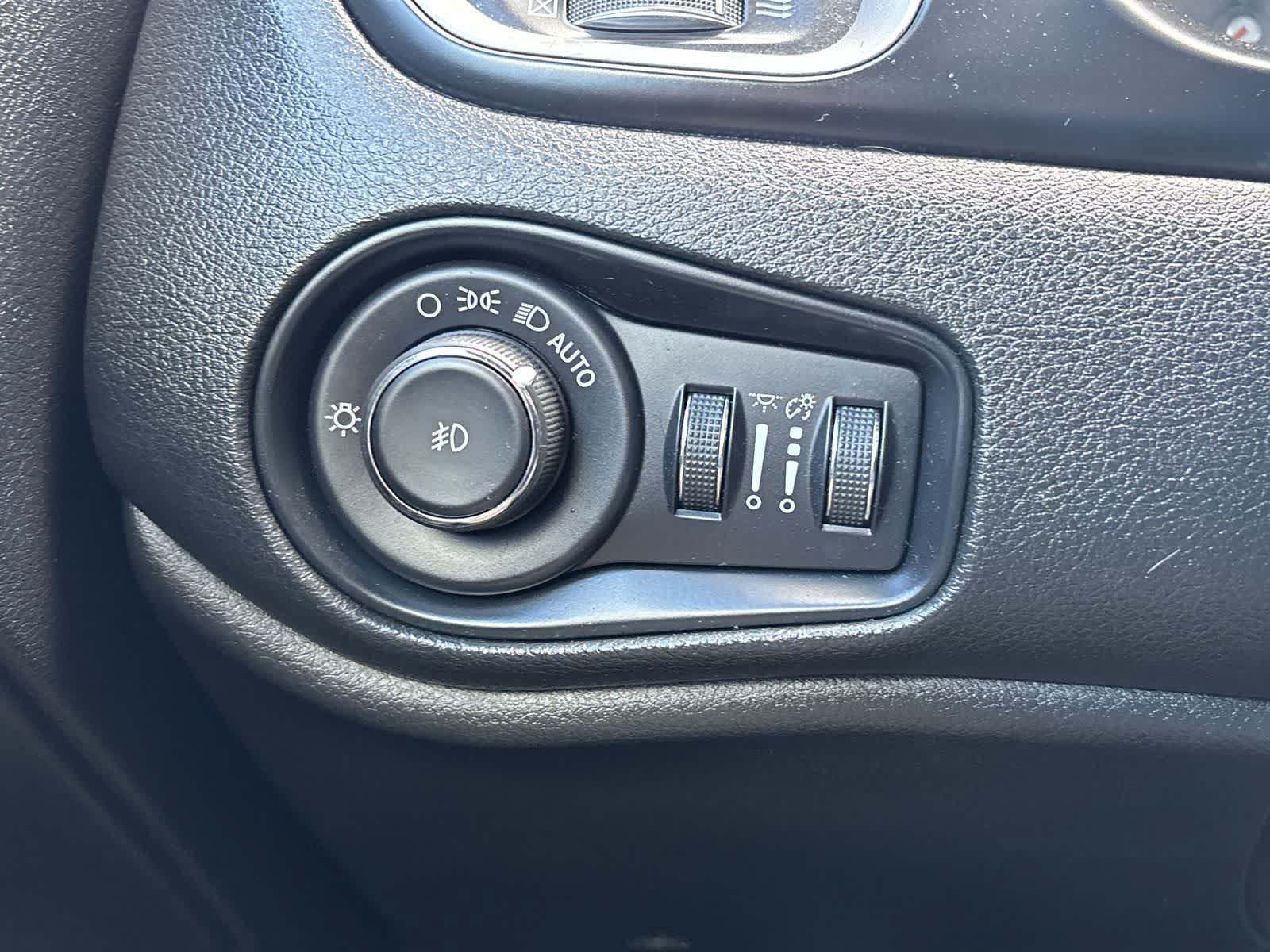 Used 2021 Jeep Renegade Latitude AWD/4WD image 8