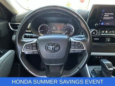 Used 2023 Toyota Highlander LE FWD image 19