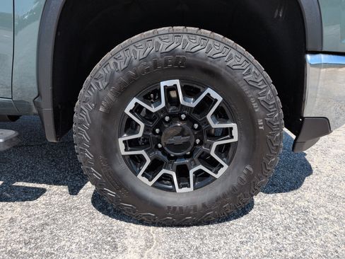 Used 2025 Chevrolet Silverado 2500 LT AWD/4WD image 9