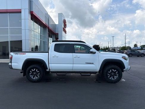 Used 2020 Toyota Tacoma TRD Off-Road AWD/4WD image 9