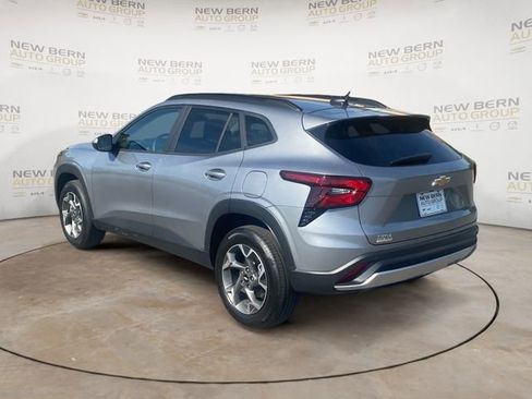 Used 2025 Chevrolet Trax LT w/ Driver Confidence Package image 3