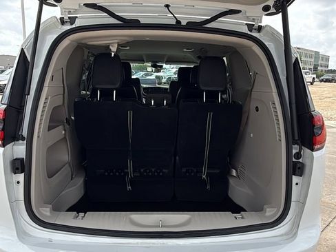 Used 2023 Chrysler Pacifica Touring-L image 23