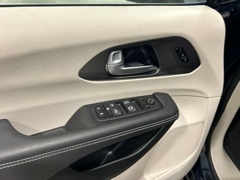Used 2024 Chrysler Pacifica Touring-L FWD image 14