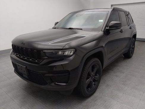 Used 2023 Jeep Grand Cherokee Altitude AWD/4WD image 2
