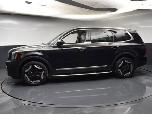 Used 2025 Kia Telluride S FWD image 2