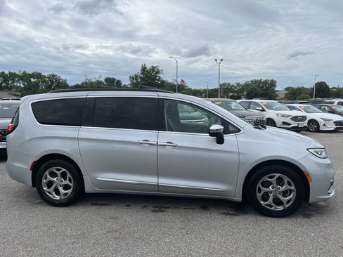 Used 2023 Chrysler Pacifica Limited FWD image 4
