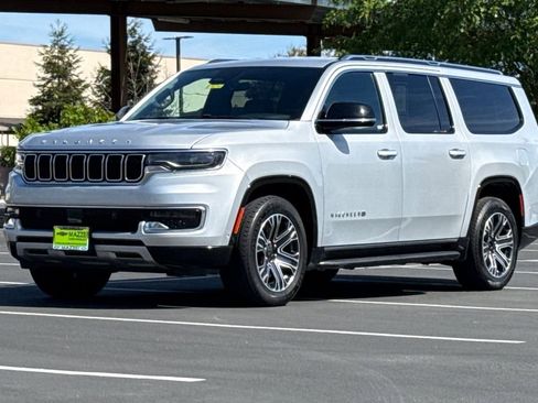 Used 2024 Jeep Wagoneer L Series II w/ Flexible Seating Group image 16