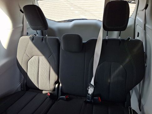 Used 2022 Chrysler Voyager LX FWD image 10