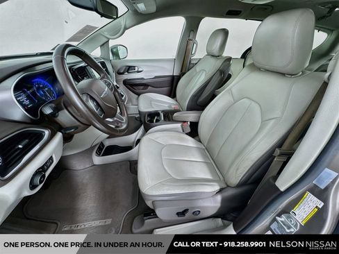 Used 2017 Chrysler Pacifica Touring-L FWD image 19