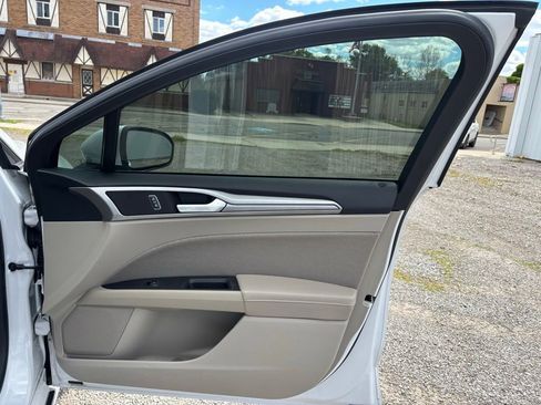 Used 2019 Ford Fusion SE FWD image 11