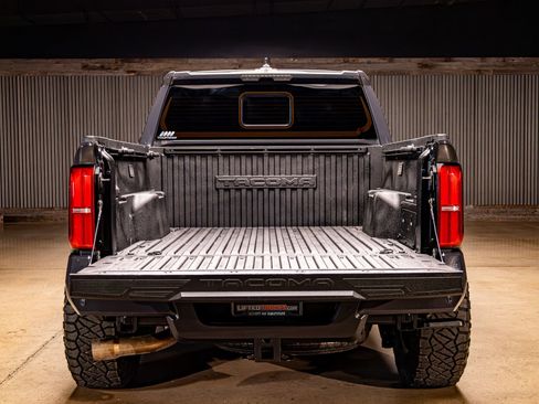 Used 2024 Toyota Tacoma TRD Off-Road image 9
