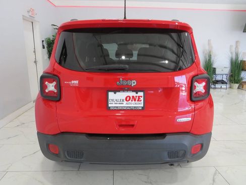 Used 2018 Jeep Renegade Latitude FWD image 5