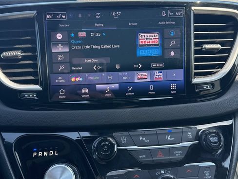 Used 2025 Chrysler Pacifica Select FWD image 18
