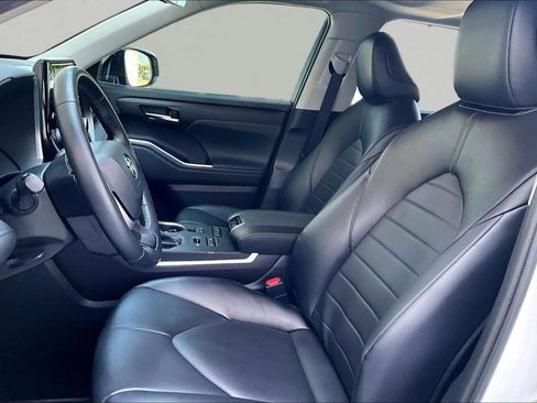 Used 2022 Toyota Highlander XLE AWD/4WD image 20