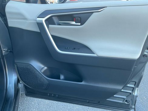 Used 2019 Toyota RAV4 Limited image 16